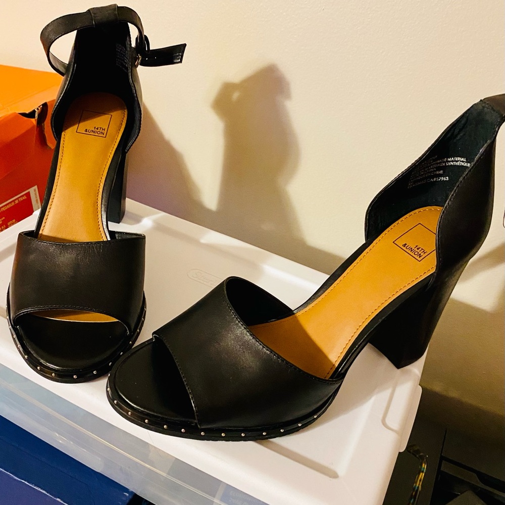Square heel sandal